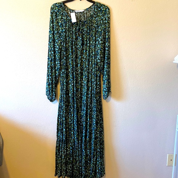 Dresses & Skirts - NEW KEY HOLE FRONT LONG LAYERED RUFFLED DRESS